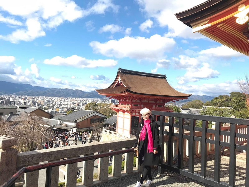 Chùa Kiyomizu-dera nơi đây có thể nhìn về cố đô Kyoto, tận hưởng cảnh sắc thay đổi theo mỗi mùa.