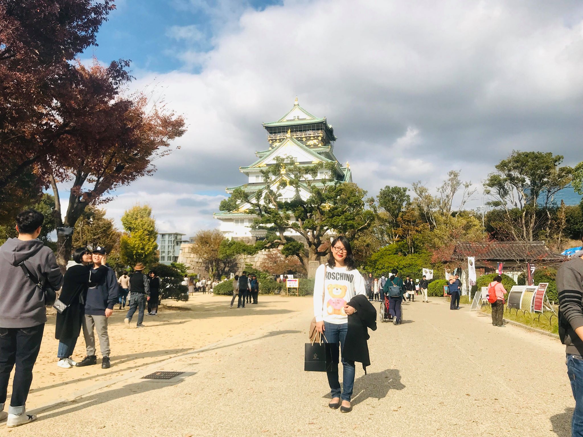 Lâu đài Osaka trong ánh nắng thu, một trong những điểm tham quan hấp dẫn nhất Osaka.