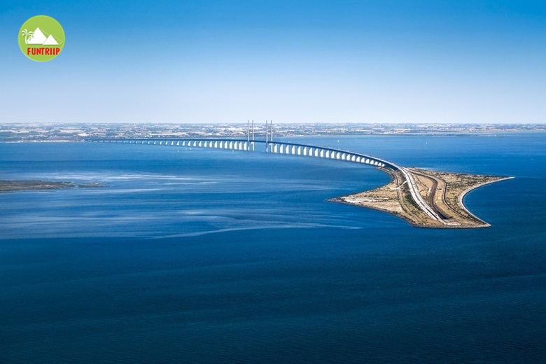 Cầu Oresund nối giữa Đan Mạch và Thụy Điển. Là sự kết hợp giữa dây văng và đường hầm ngầm dưới biển, tạo cảm giác như đột ngột biến mất giữa biển khơi.