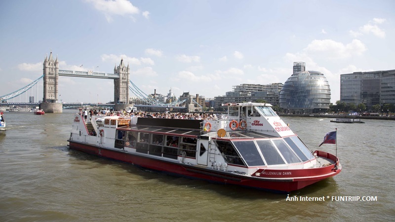 Con tàu du lịch City Cruises đưa du khách tham quan sông Thames chảy qua London.