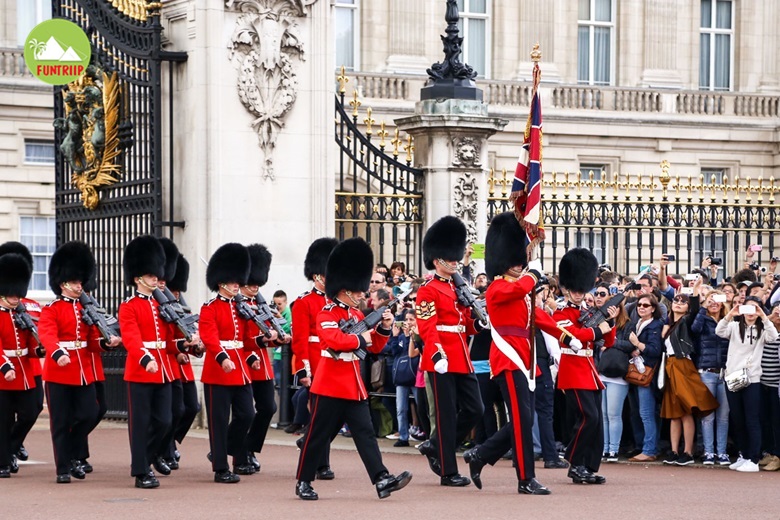 Nghi lễ đổi gác trang trọng tại Cung điện Buckingham, London.